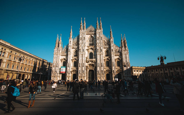 MILAN, ITALIE - 5 FÉVRIER : Des gens marchent sur la Piazza del Duomo Cathedral Square le 5 février 2016, Milan, Italie
 - Photo, image