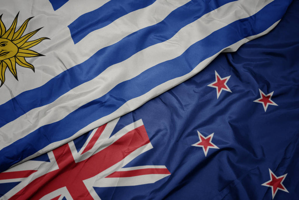 agitant drapeau coloré de la Nouvelle-Zélande et drapeau national de uruguay
. - Photo, image