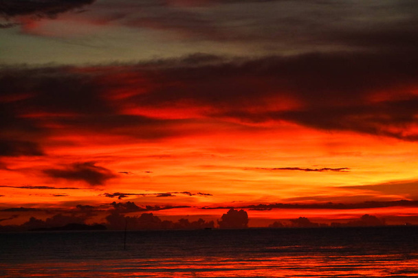 coucher de soleil sur mer et océan dernière lumière ciel rouge silhouette nuage
 - Photo, image