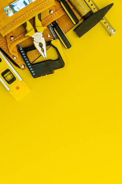 Herramientas profesionales para el carpintero y piezas de recambio sobre fondo amarillo
. - Foto, Imagen