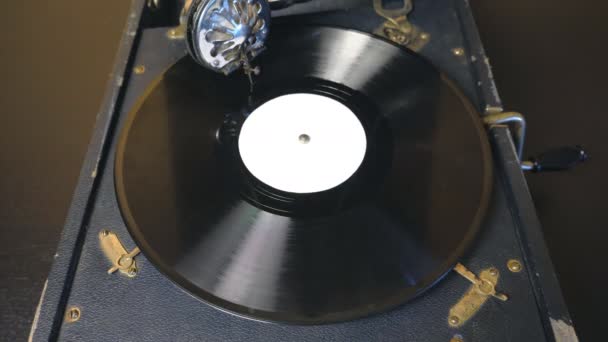 Top uitzicht op oude spelende Gramophone. Naald glijden soepel op zwart vinyl record spinnen op vintage draaitafel. Retro concept. Slow Motion close up - Video