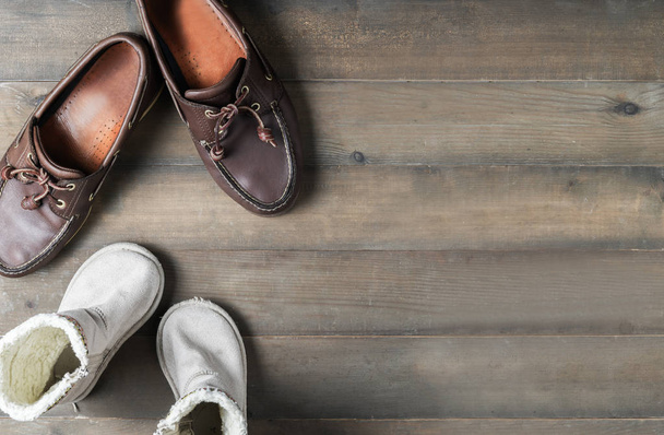 Pai e filho botas de couro marrom sapatos em madeira
  - Foto, Imagem