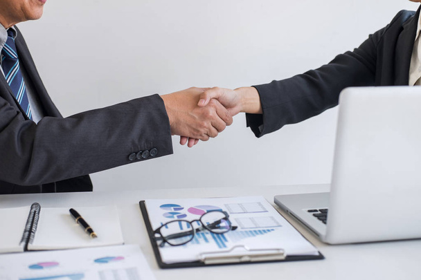 Spotkanie partnerstwa biznesowego, dwa pewni Handshake biznesu - Zdjęcie, obraz