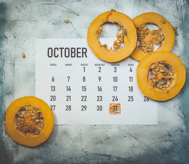 Október 2019 papír naptár sütőtök szeletekkel - Fotó, kép