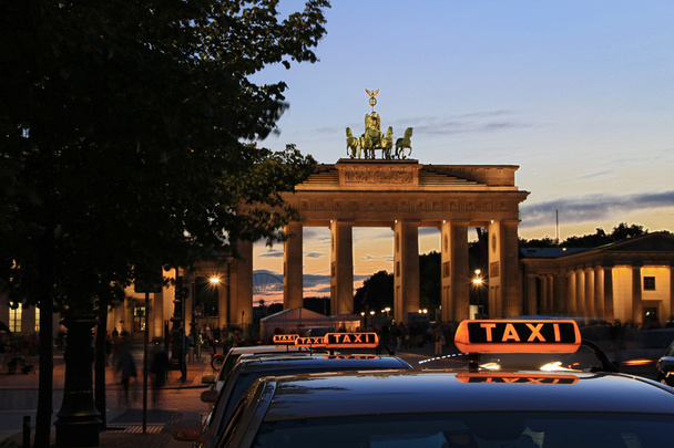 Berlin - Brandenburgi tor taxi - turizmus - Fotó, kép