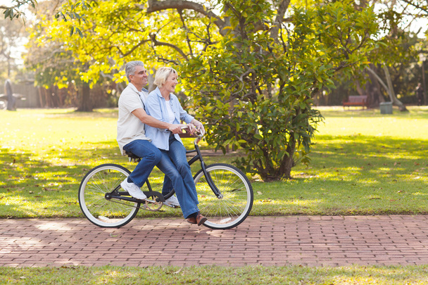 mature couple enjoying bicycle ride - Fotoğraf, Görsel