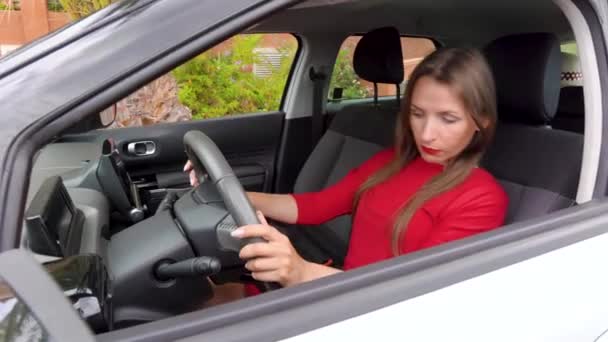 Frau im roten Kleid ist wütend und aufgebracht, weil ihr Auto kaputt ging - Filmmaterial, Video