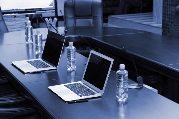 Зал заседаний в офисном центре в оттенках серого
 - Фото, изображение