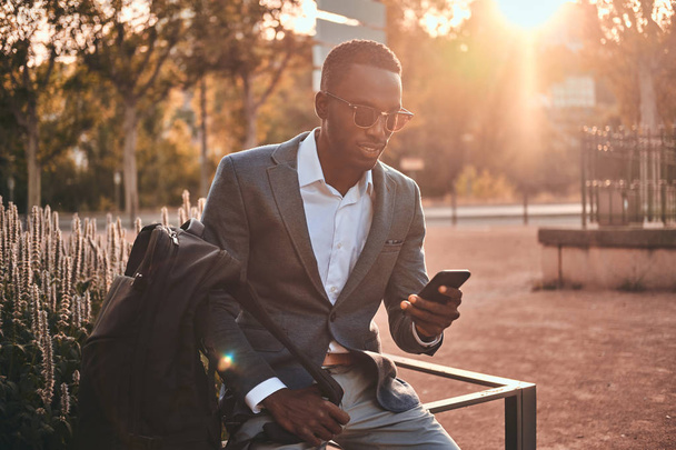 Μαύρο άτομο με σκούτερ στο πάρκο - Φωτογραφία, εικόνα