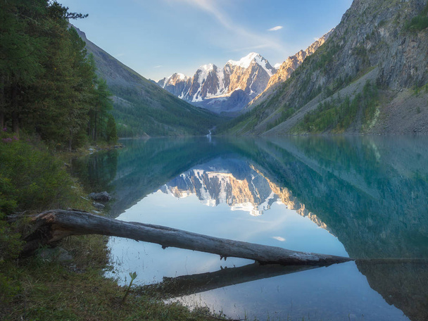 Shavlinskoe lake in the Altai mountains - Foto, afbeelding
