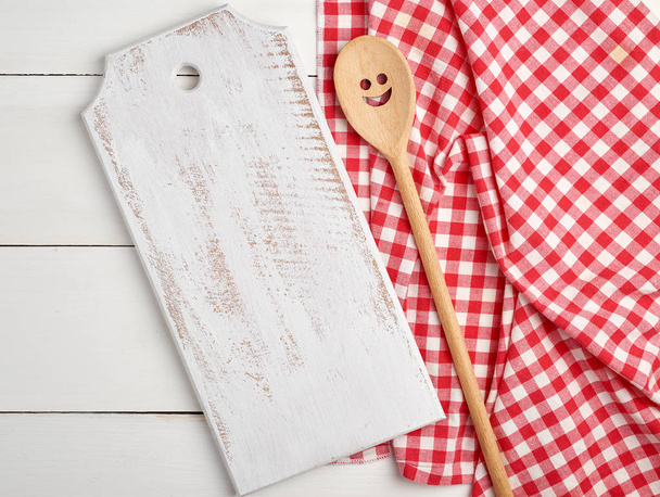 ορθογώνια άδειες ξύλινες σανίδες κοπής και κόκκινη πετσέτα - Φωτογραφία, εικόνα