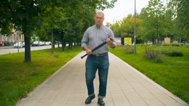 Crimineel wandelen in de stad met een honkbalknuppel - Video