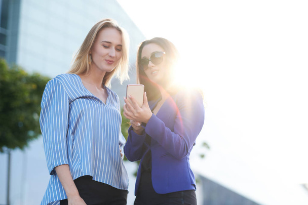 zwei Frauen gucken etwas auf dem Smartphone - Foto, Bild