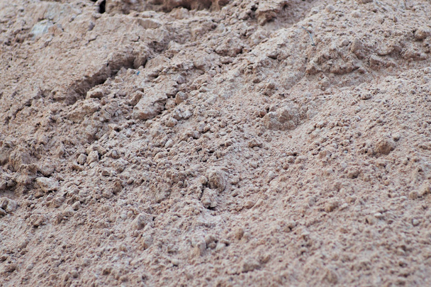 Куча красной почвы на строительной площадке
 - Фото, изображение