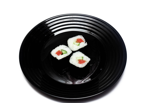 Japán tekercsek fekete tányéron, izolált - Fotó, kép