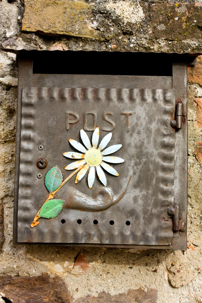 Caja de metal rústico con flor
 - Foto, Imagen
