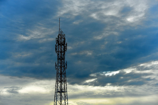 duży komunikat wieży przed niebo - Zdjęcie, obraz