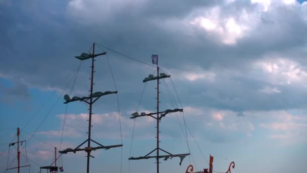 De mast van een eeuwenoud schip. Masten van een oud zeilschip op een achtergrond van wolken - Video