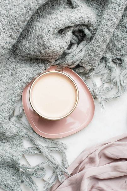 Прекрасная эмалированная чашка кофе с розовым шелком и трикотажным одеялом
 - Фото, изображение