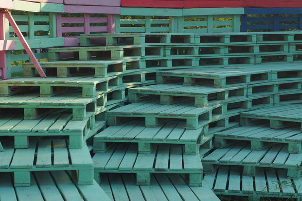 textura de madeira verde de uma linha de assentos de paletes
 - Foto, Imagem