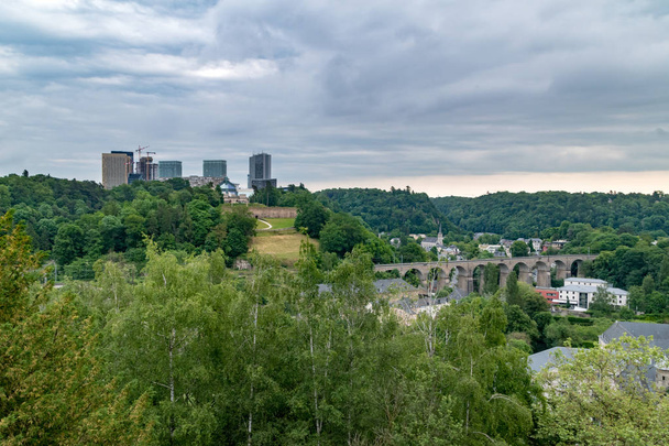 Panoramablick mit Eisenbahnviadukt und Wolkenkratzern in Luxemburg-Stadt. - Foto, Bild