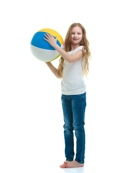 Menina está brincando com uma bola
 - Foto, Imagem