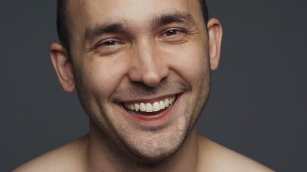 Video van glimlachende brunette volwassen man - Video
