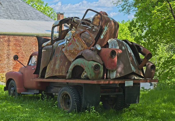 Camion vintage avec de vieilles pièces de voiture
 - Photo, image