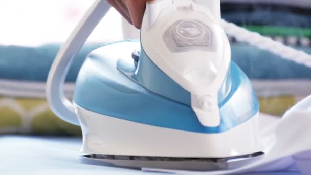 Γυναικεία χέρια σιδέρωμα ρούχων με σίδερο στην σιδερώστρα - Πλάνα, βίντεο