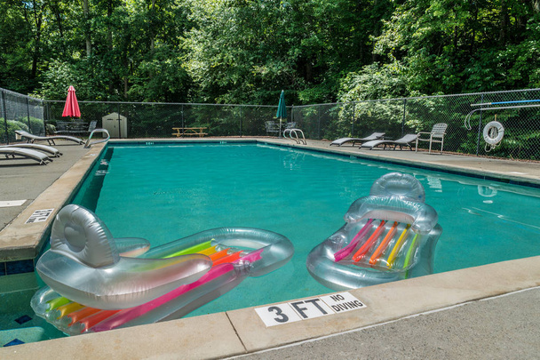Flotadores inflables en la piscina
 - Foto, imagen