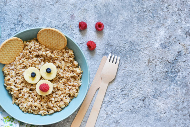 Funny oatmeal for children - bear. Breakfast for children. - Foto, afbeelding