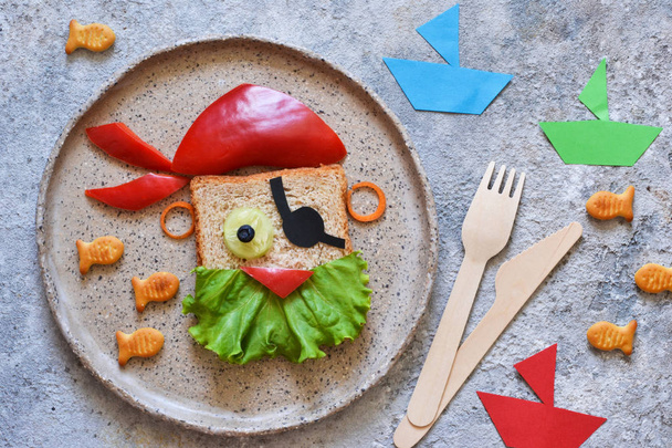 Funny food for children - pirate sandwich. Lunch for children. - Foto, Imagen