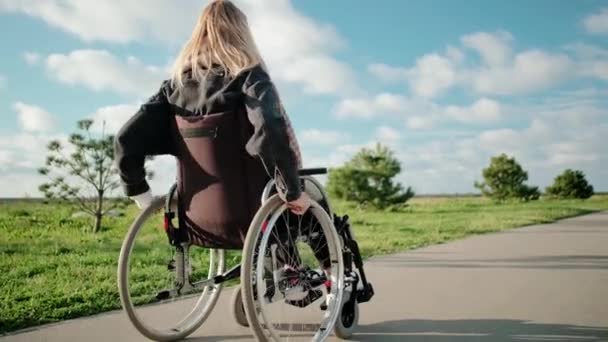 Ήσυχη μοναχική βόλτα με ανάπηρο γυναίκα σε αναπηρικό καροτσάκι - Πλάνα, βίντεο