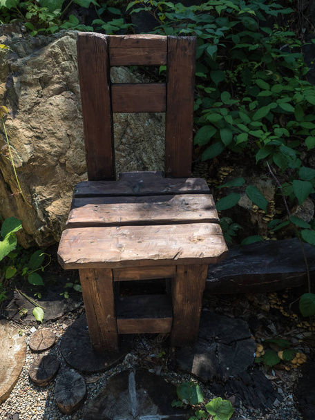 Zelfgemaakte grote stoel gemaakt van houten top uitzicht in bos - Foto, afbeelding