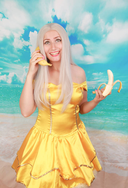 Портрет веселої фанк-грайливої леді, що тримає банан, як телефон
 - Фото, зображення