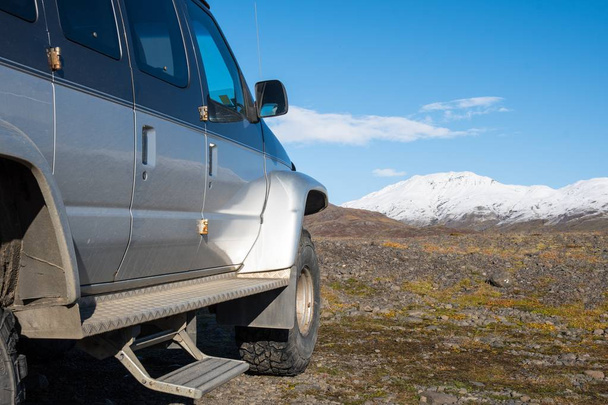 Fourgonnette 4x4 modifiée dans les hautes terres islandaises
 - Photo, image