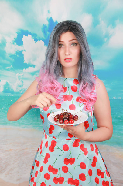 Alimentación saludable, dieta, comida vegetariana y el concepto de la gente primer plano de la mujer sosteniendo bayas cereza
 - Foto, imagen
