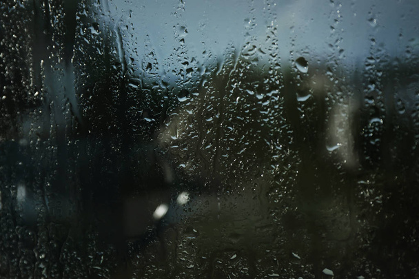 Rozmazaný pohled z okna v deštivém dni - Fotografie, Obrázek