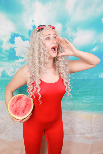 schöne junge Frau mit Wassermelone zum Essen im Sommer am schönen Strand - Foto, Bild