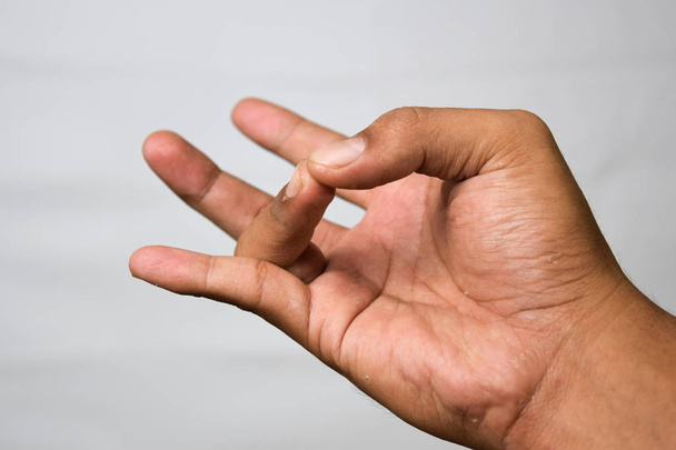 Κοντινό επάνω Ασίας άνθρωπος Prihitivi mudra γιόγκα hand συκώτι ισχυρά νύχια απομονώνονται σε λευκό φόντο - Φωτογραφία, εικόνα