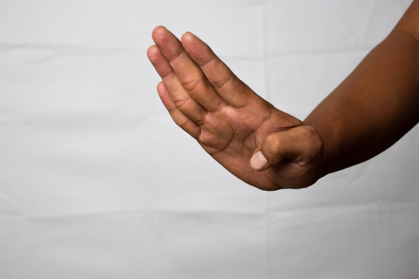 primer plano asiático hombre muestra mano gestos que significa vamos a ir aislado en blanco fondo
 - Foto, imagen