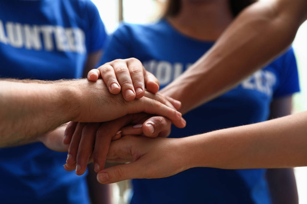 Grupa wolontariuszy łączących ręce razem, zbliżenie - Zdjęcie, obraz