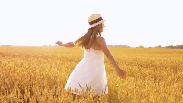 happy girl in straw hat on cereal field in summer - Πλάνα, βίντεο