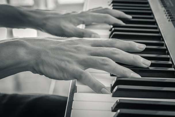 Klavírní hráč ruka na elektrickém klavíru v zobrazení lupy a ročník - Fotografie, Obrázek