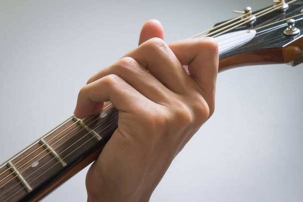 Κιθαρίστας χέρι παίκτη στο C Major χορδή στην ακουστική κιθάρα - Φωτογραφία, εικόνα