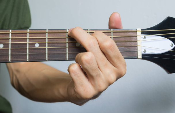 Guitarrista Mão em Sol Maior Acorde em Guitarra Acústica na Frente
  - Foto, Imagem