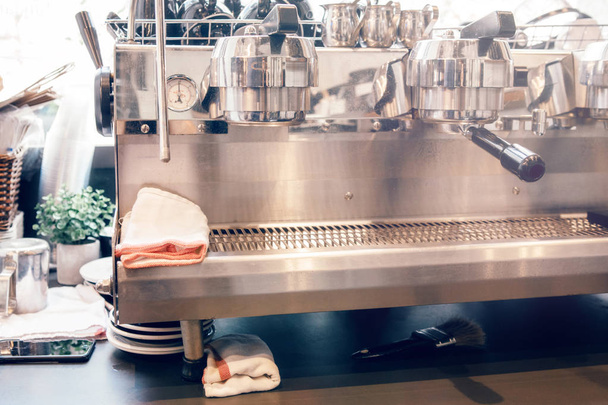 Fabricante de café profissional. Detalhes interiores do restaurante da loja de alimentos. Máquina de bebidas quentes no café. Toalhas de algodão de flanela dobradas limpas deitadas no aparelho
.  - Foto, Imagem