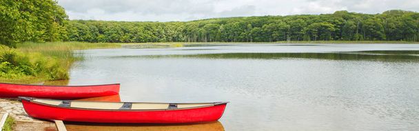 Bella scena estiva paesaggistica al lago canadese Ontario Kettles nella zona di Midland. Canada parco forestale natura con barche canoa kayak rosso in acqua. Intestazione banner Web per il sito Web
. - Foto, immagini