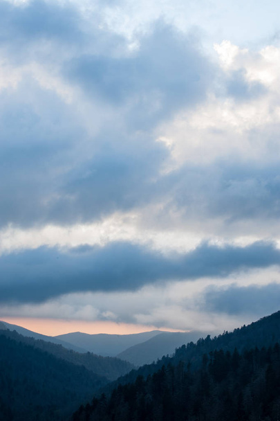 Oconoluftee Overlook se ve en una colorida velada al atardecer en el Parque Nacional Great Smoky Mountain en Townsend, TN
. - Foto, Imagen