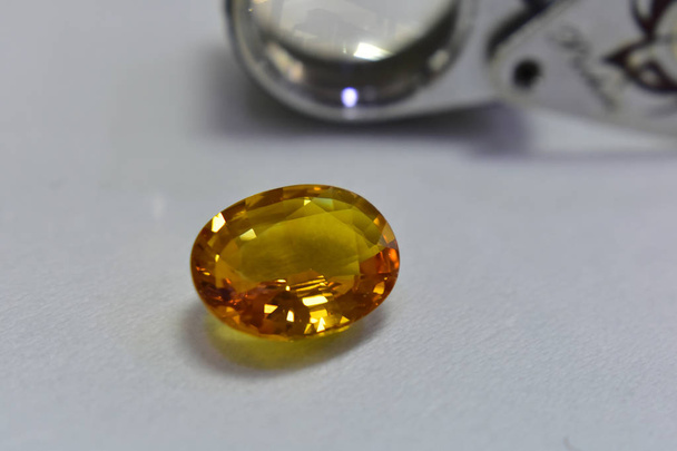 La gemme jaune est une gemme naturelle qui a été taillée Est une gemme chère
 - Photo, image